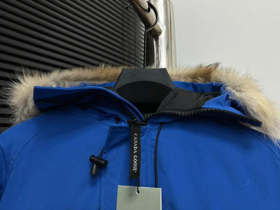 P780 [Canada goose] 01 Exdition Parka Down Jacket for Couples. Genuine original version. You need to compare with the genuine product at any time. All accessories are custom-made from the original factory. 💯The softness and hardness of the fabric is compared with the original one. It can be restored by kneading at will (fabric misunderstanding: fabrics with high hardness are not waterproof. Only those who buy the latest authentic version this year will notice the softness and comfort of the fabric) 💯The down is synchronized with the genuine white duck down, fluffy and not lumpy. Electronically controlled velvet filling machine 💯Customized zippers with genuine YKK military-grade copper core zipper pullers, high hardness and no jamming 💯The fur collar is purchased from Western Canada coyote skin original customization 💯All workmanship and wiring are controlled by workers with more than ten years of service. They must be horizontal and vertical, and are not crooked. The inner wiring density is more sophisticated. Feel free to compare 💯label, collar label, washed label, hangtag, zipper rope, pocket label Back label, collar velvet, Velcro fasteners, cuffs, all details are updated simultaneously with the original product. The best version, the most complete colors, battle all kinds of worldly goods, sizes: XS-XXL